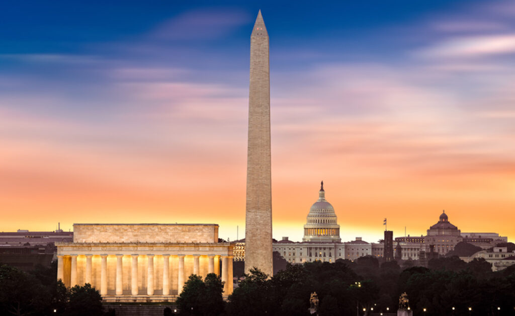 Vue du Washington Monument à Washington D.C. avec ciel bleu et pelouse du National Mall.
