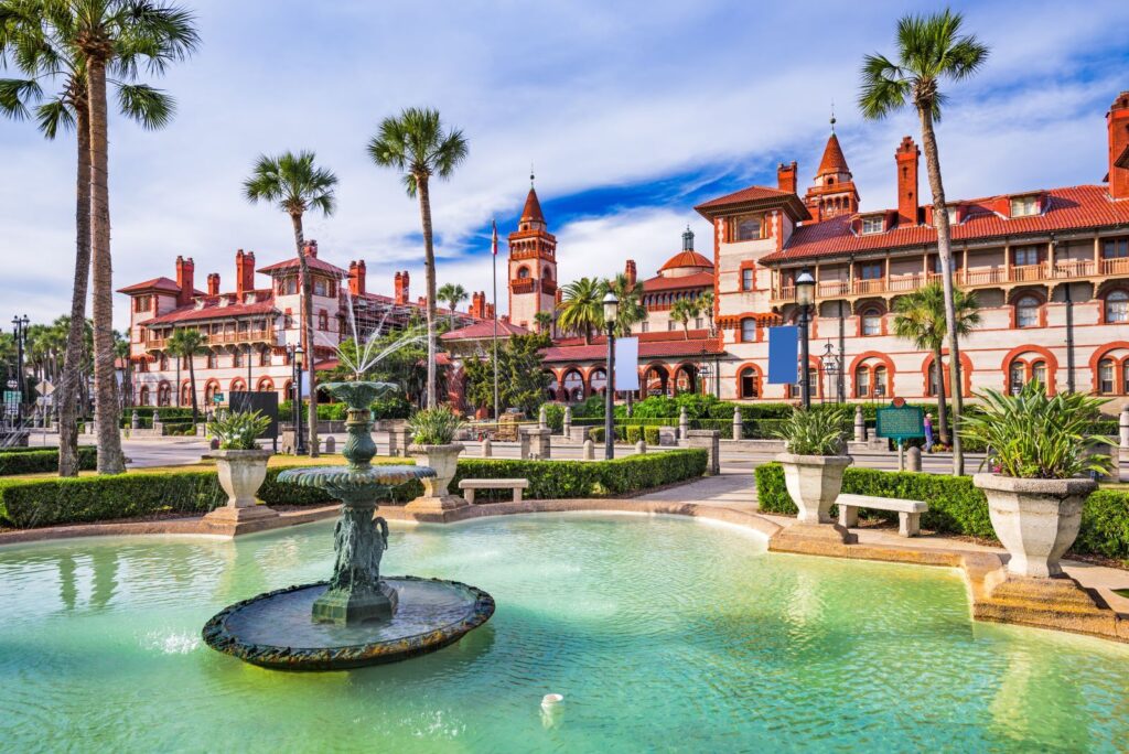 Vue de la ville de St. Augustine en Floride avec ses bâtiments historiques et ses rues pittoresques.